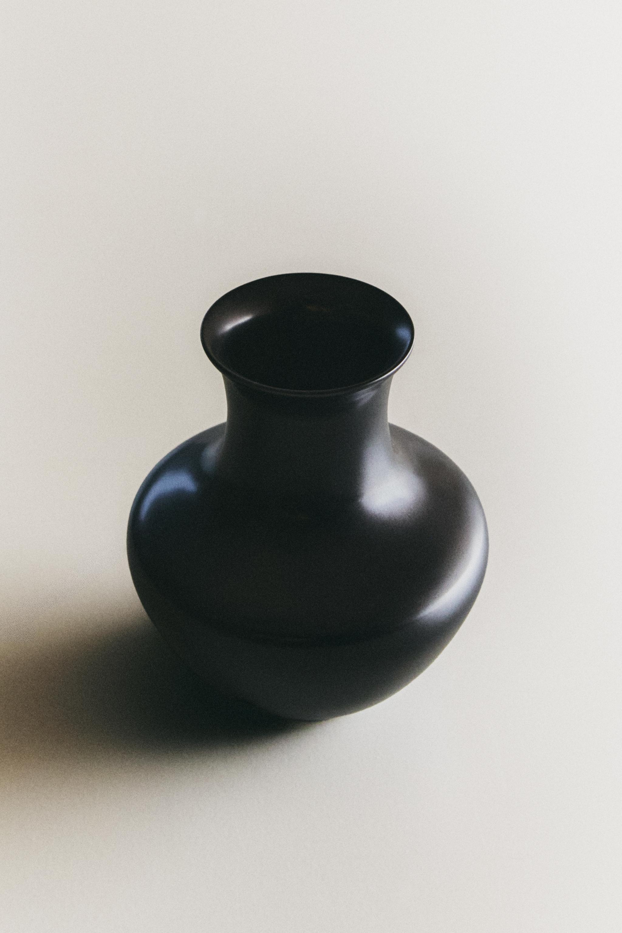 PETIT BRASS VESSEL POD I COLIN KING